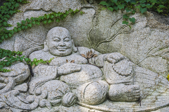 千山中会寺山壁莲花弥勒浮雕像