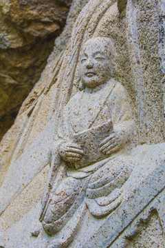 千山中会寺山石壁和尚浮雕像