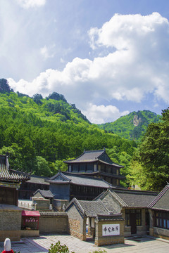 千山中会寺建筑群与满天彩云