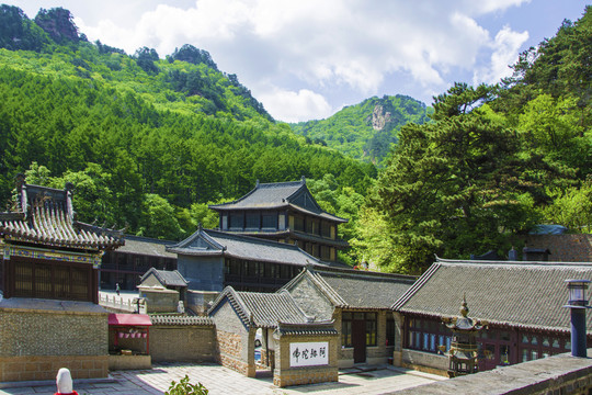 千山中会寺建筑群与漫天彩云