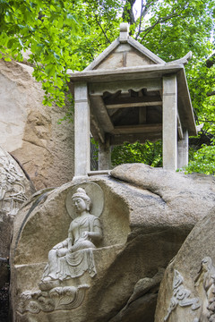 千山中会寺石亭与菩萨佛浮雕像