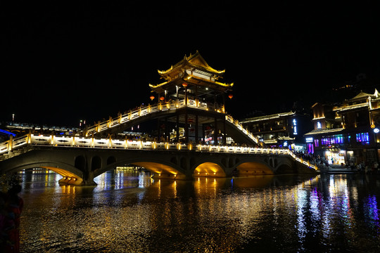 凤凰古城夜景雪桥的灯光