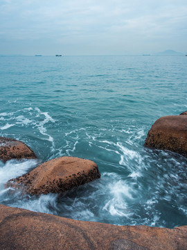 礁石浪花