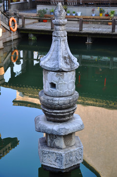 水中石塔