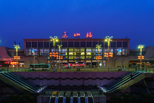 乐山高铁站夜景