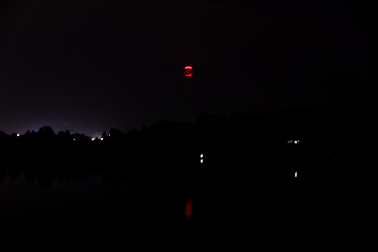 湖水红月
