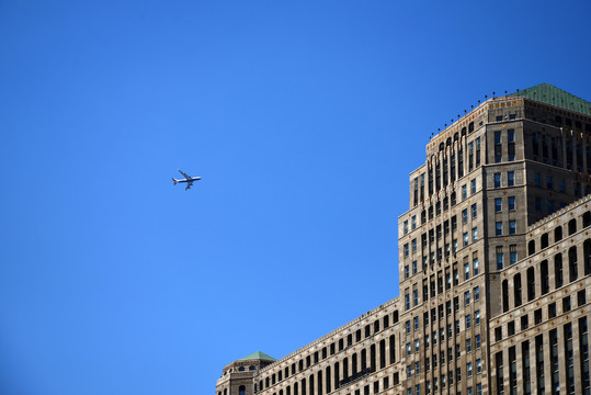 空中飞行与摩天大楼