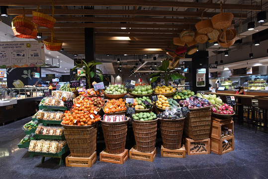 超市内景蔬菜水果区