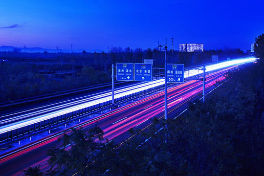 夜幕下车流不息的高速公路