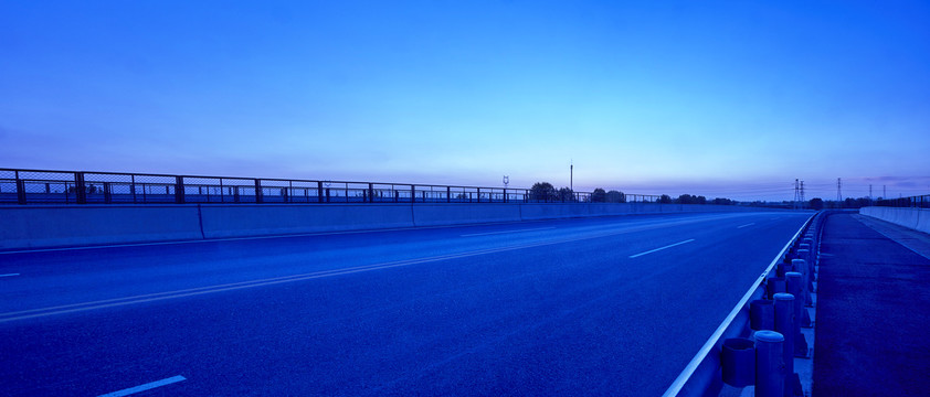 夜幕下的高速公路