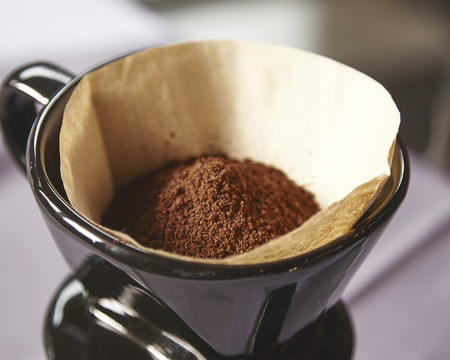 手冲咖啡壶滤杯放好咖啡粉