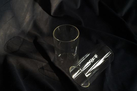 玻璃杯黑色背景图