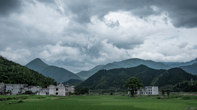 山村暴雨来临之际