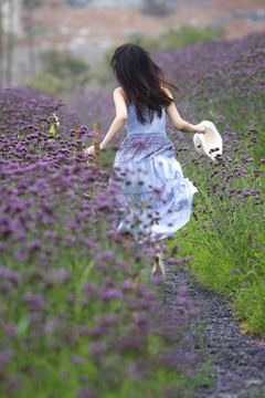 女孩在花丛中奔跑