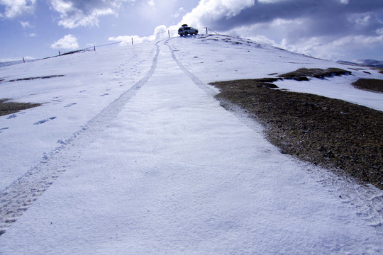 雪山越野车