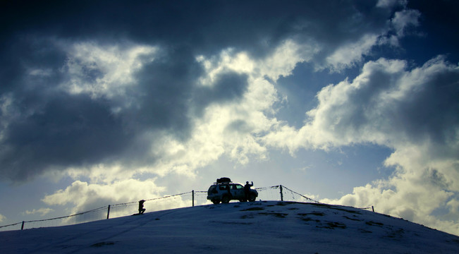 雪山越野车