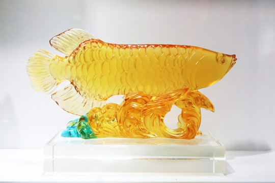 琉璃制作的龙鱼工艺品