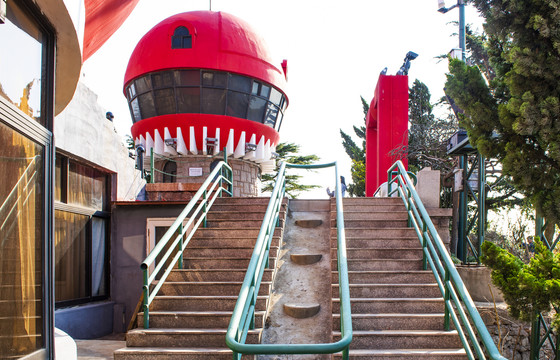 青岛信号山公园红色圆顶蘑菇楼