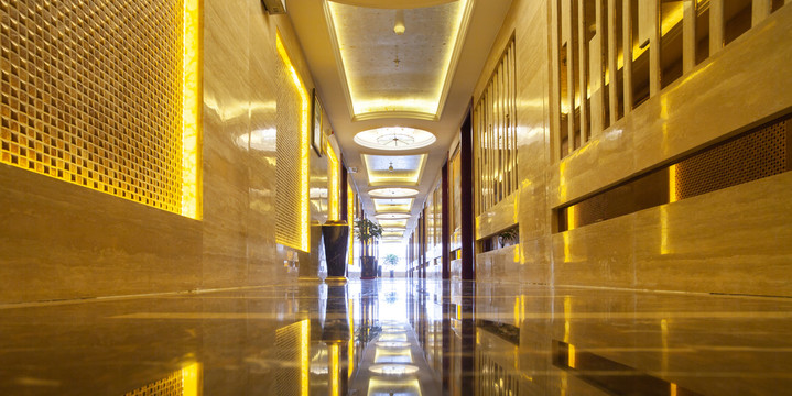 酒店走廊低角度