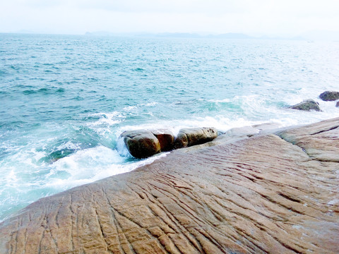 海边礁石和浪花