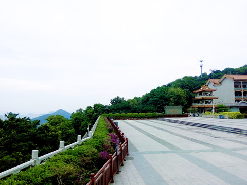 山顶寺庙广场