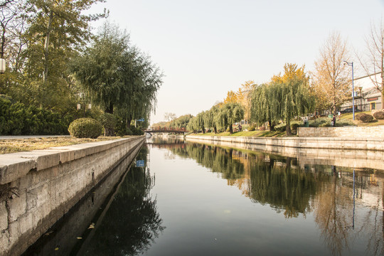 秋天的河道