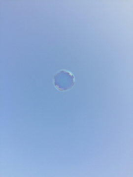 蓝天背景的肥皂泡