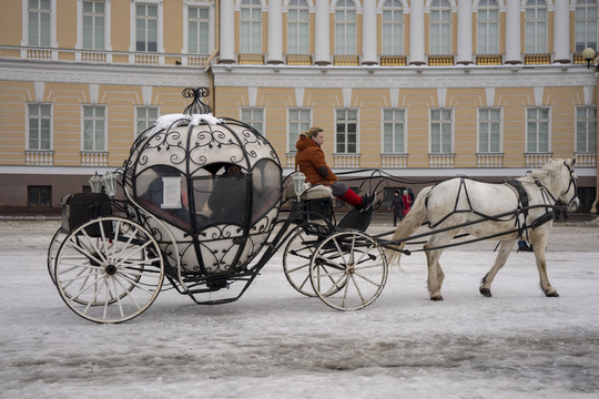 俄罗斯冬宫门外女士在骑马车