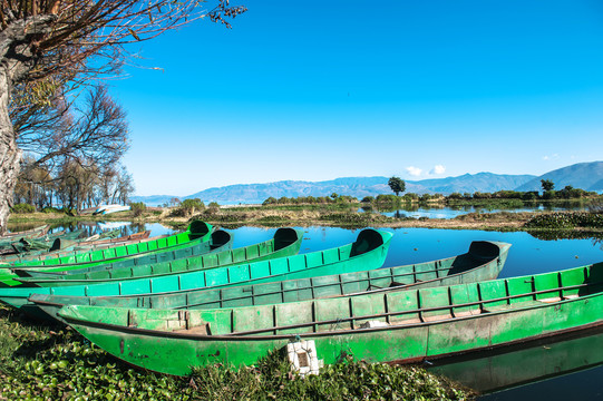 洱海边上的绿色铁壳船
