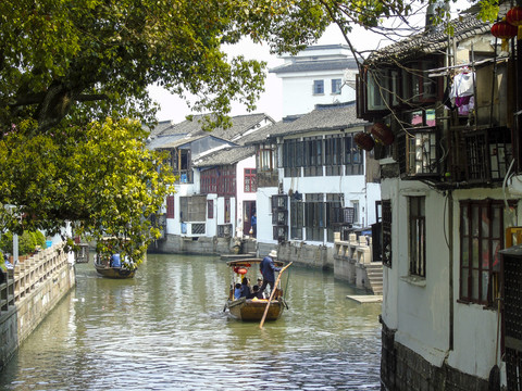 旅游景区撑船的渔夫船夫