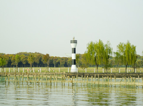 湖泊海洋岸边灯塔