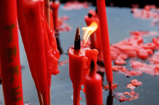 燃烧的红蜡烛