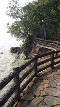 风景栈道湖面