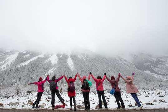 西藏雪景旅游游客纪念照