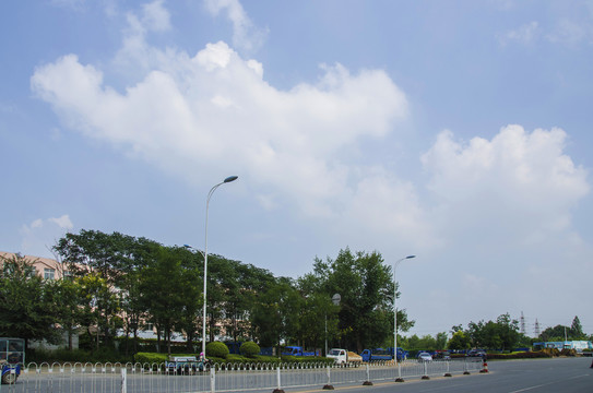 鞍山市建国东路与蓝天白云