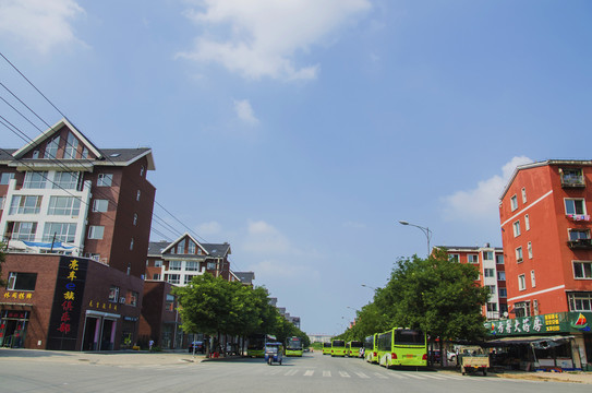 鞍山太平公路与两侧多层住宅建筑