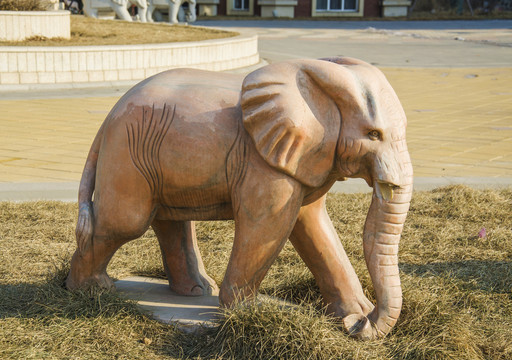 草坪上的黄色大象石雕像