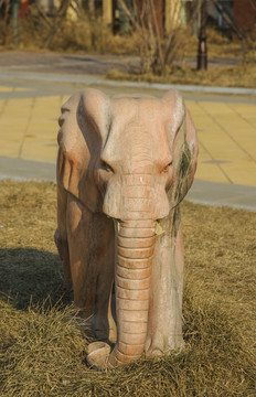 草坪上的黄色大象石雕像