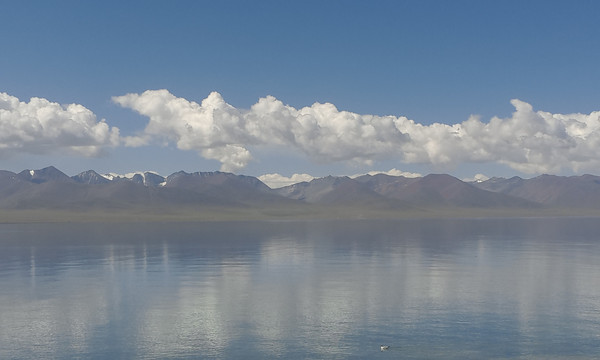 西藏雪山湖