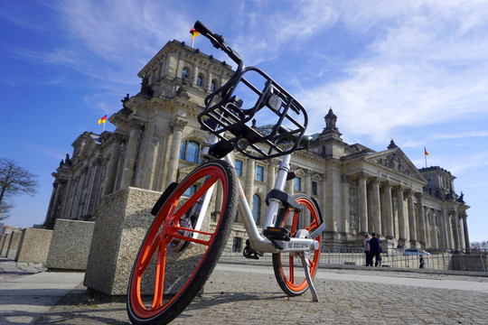 德国国会大厦前的中国共享单车