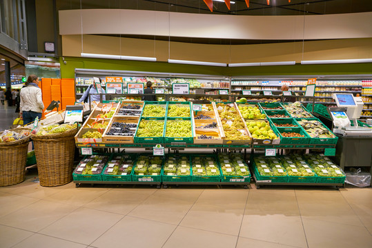 Migros超市新鲜水果陈列区