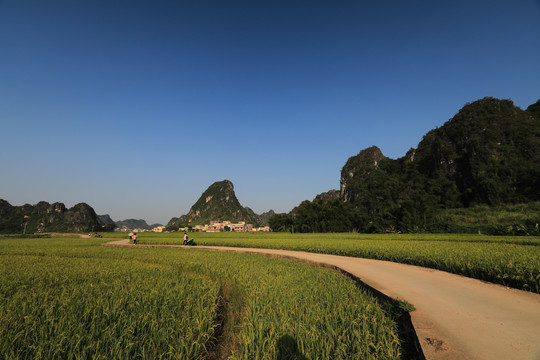 喀斯特地貌远山