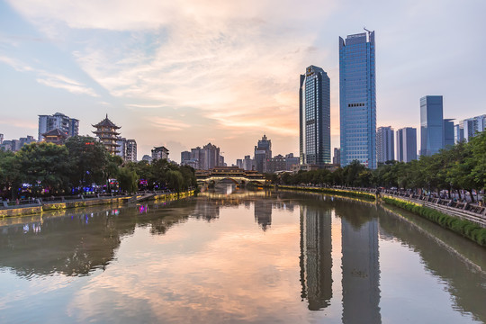 夕阳下的成都合江亭夜景