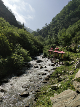 山间溪流