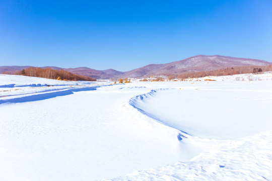 大雪后的山村农田