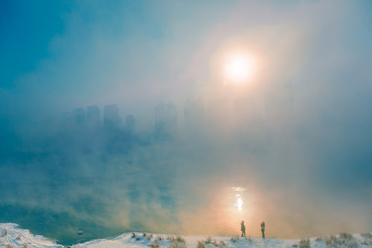 冬天大雾中隐现的城市