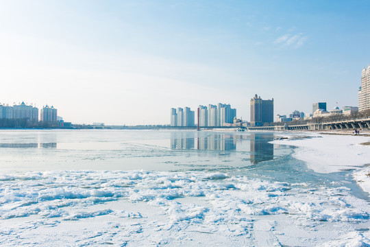 吉林结冰的松花江畔雪景