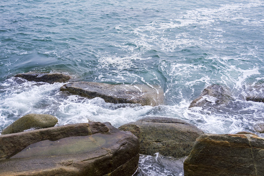 大海礁石浪花