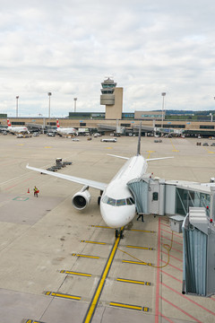 苏黎世国际机场停机坪上的飞机