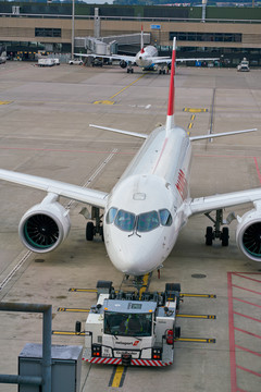 苏黎世国际机场飞机与飞机拖车